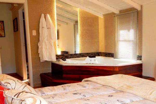 Chalet Grande,  bañera con hidromasajes doble en dormitorio principal.